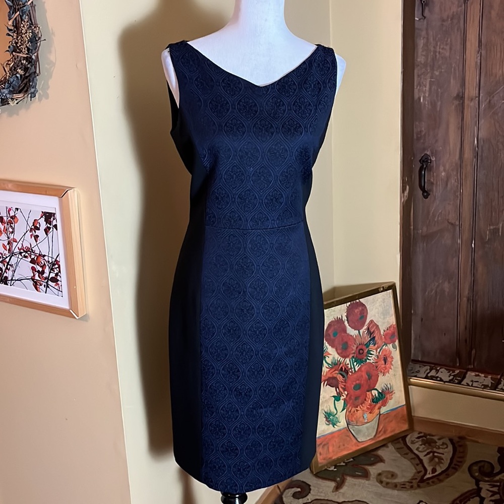 TAHARI Size 10 TRISTA Sheath DRESS  
V-Neck Textured Navy/Black Dress $329 NEW